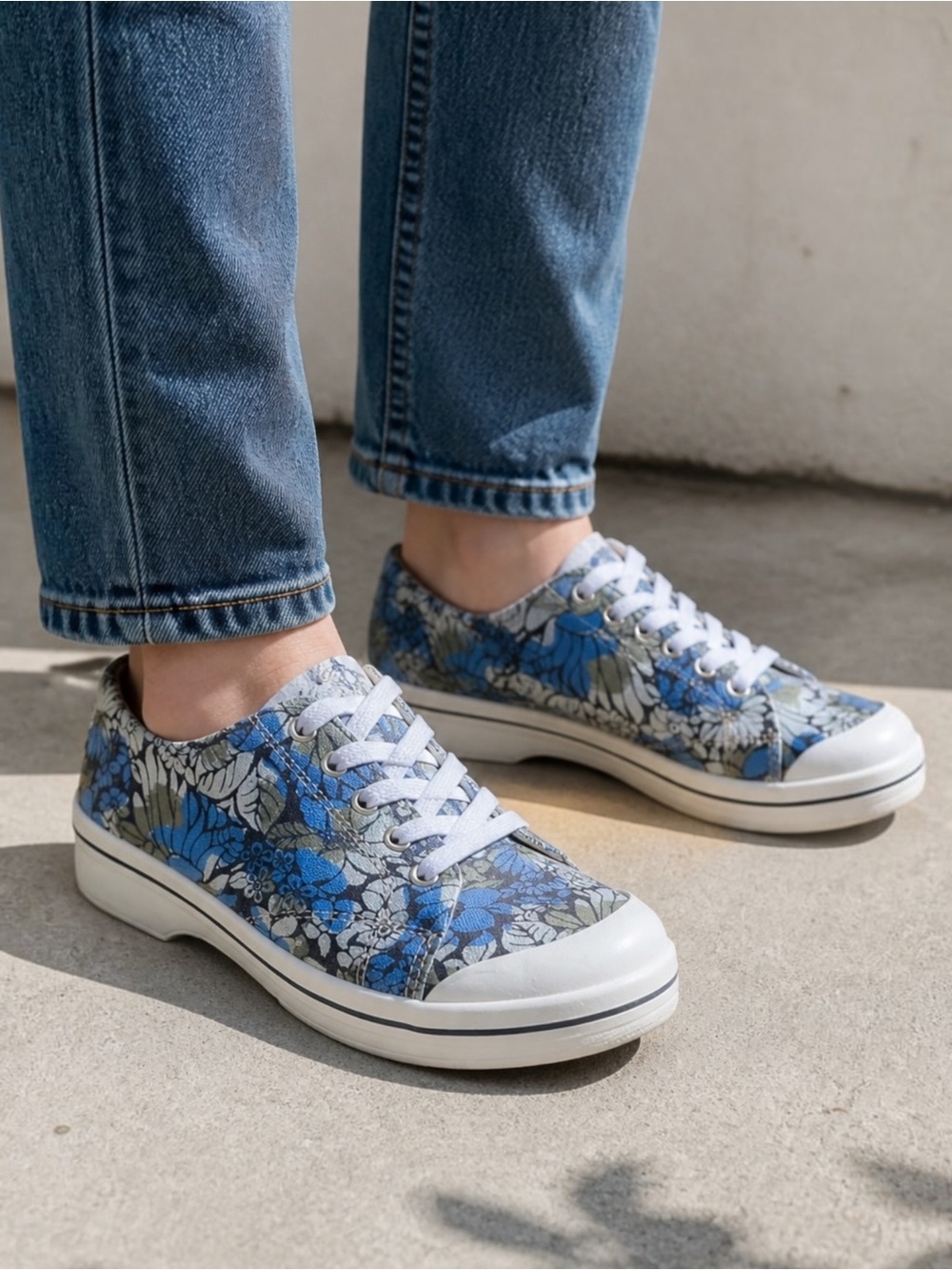 Dansko Vegan Veda Blue Hawaiian Canvas
Shoes